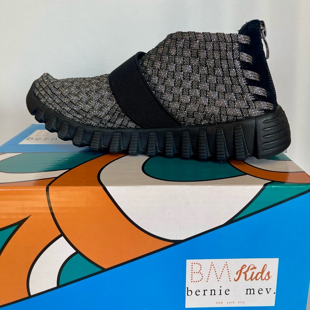 NIB KIDS BERNIE MEV BREATHABLE BIG GIRLS SLIP ON SNEAKERS SIZE 34 or U.S. 2